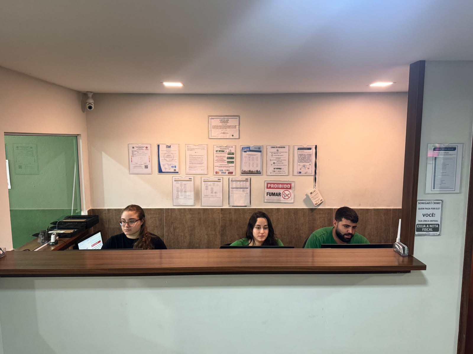 Recepção da 027 Vistorias em Alto Lage, Cariacica – ES, com equipe de atendimento