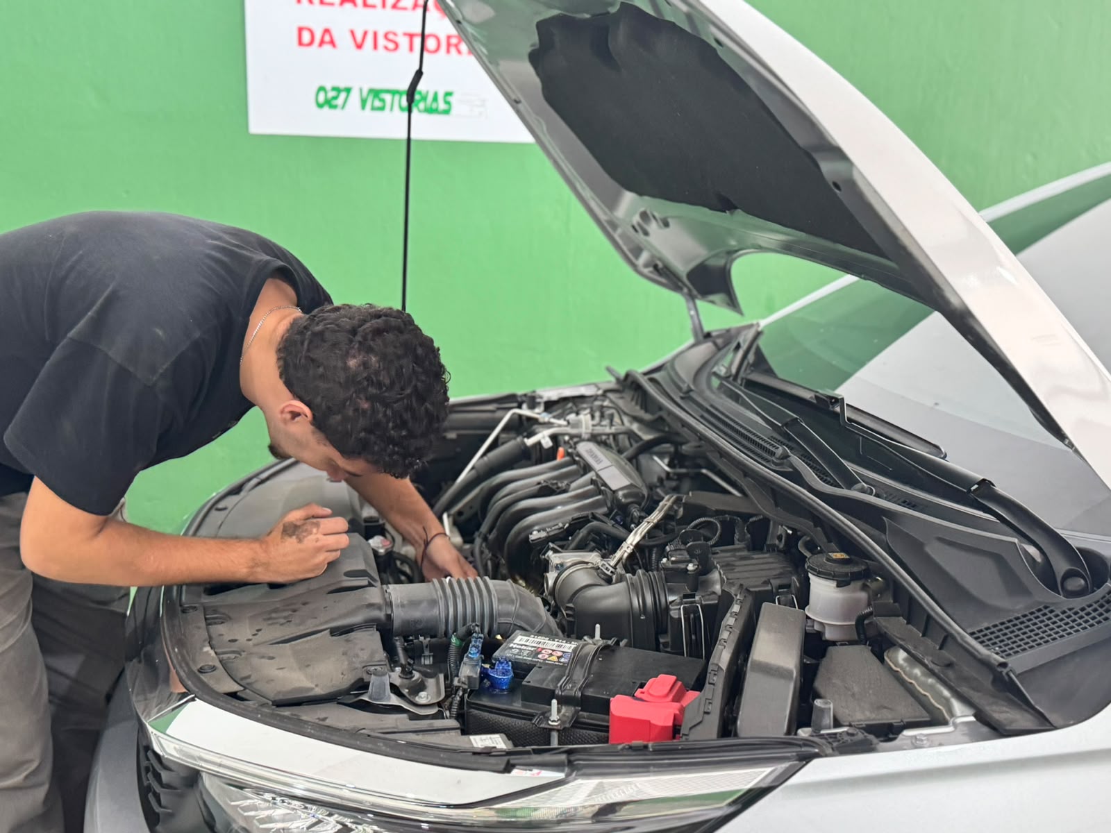 Conferência do número do motor no compartimento do veículo